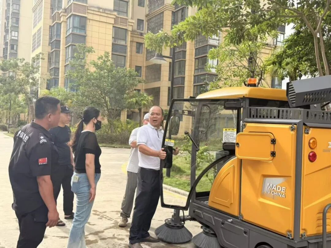 “新同事”來(lái)了！智能掃地車(chē)正式“入職”南新
